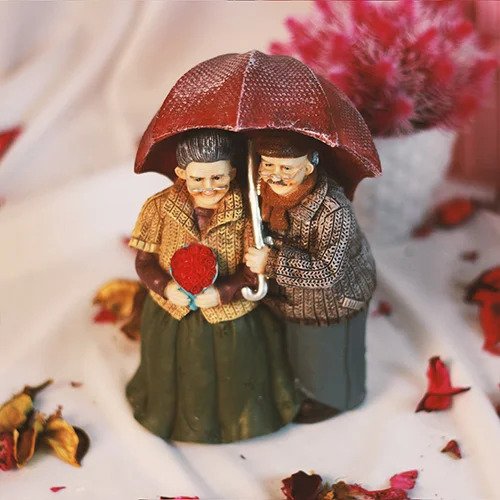 317799553_Couple-Under-Umbrella-Gift-for-Couple_2.jpg