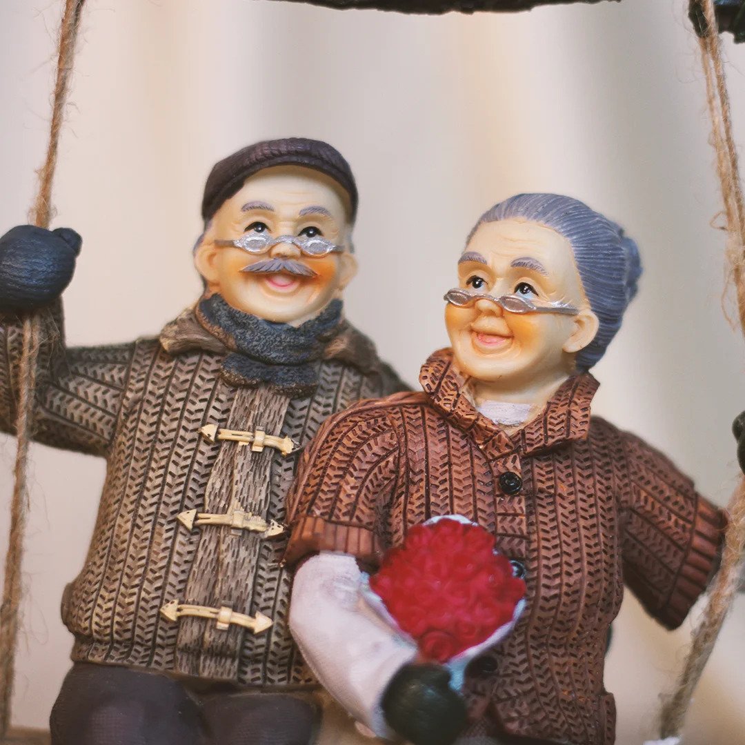 543147023_Cute-Couple-Handcrafted-Figurine_2.jpg