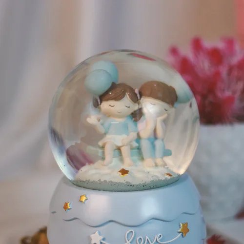 634939505_Winter-Lovers-Romantic-Musical-Snow-Globe_2.jpg