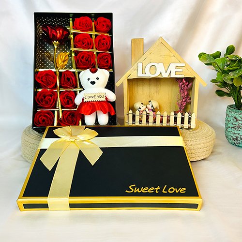 Romantic Love Gift Box with Couple Wooden Hut-Giftii